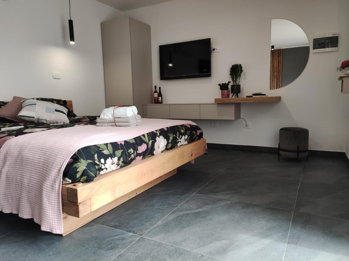 Boutique Rooms By Petric Winery Dobravlje Buitenkant foto